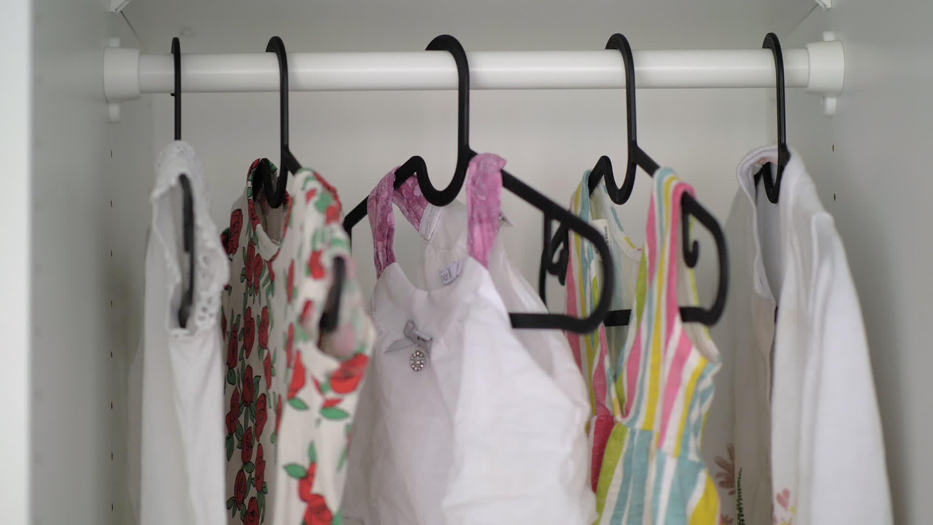 衣柜里的女婴服装视频的预览图