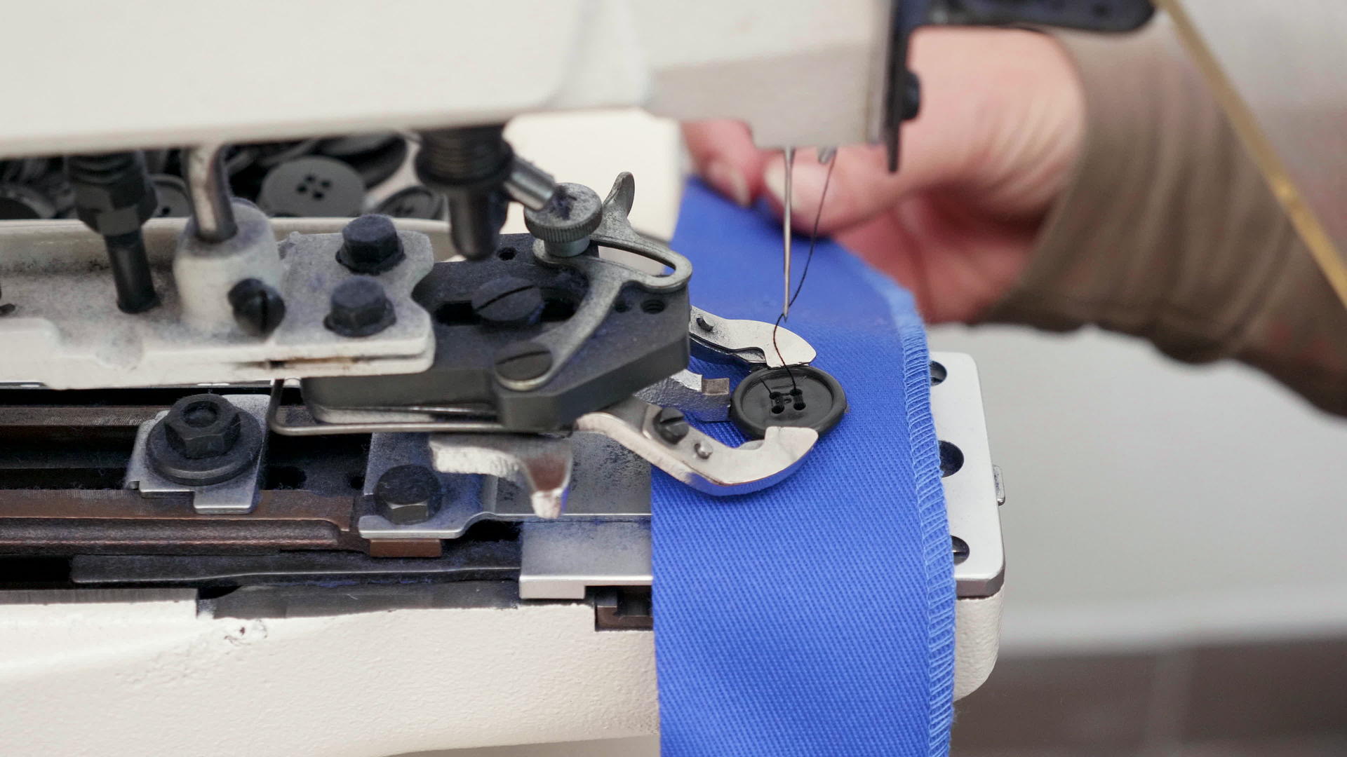 女工使用工业缝纫机扣扣视频的预览图