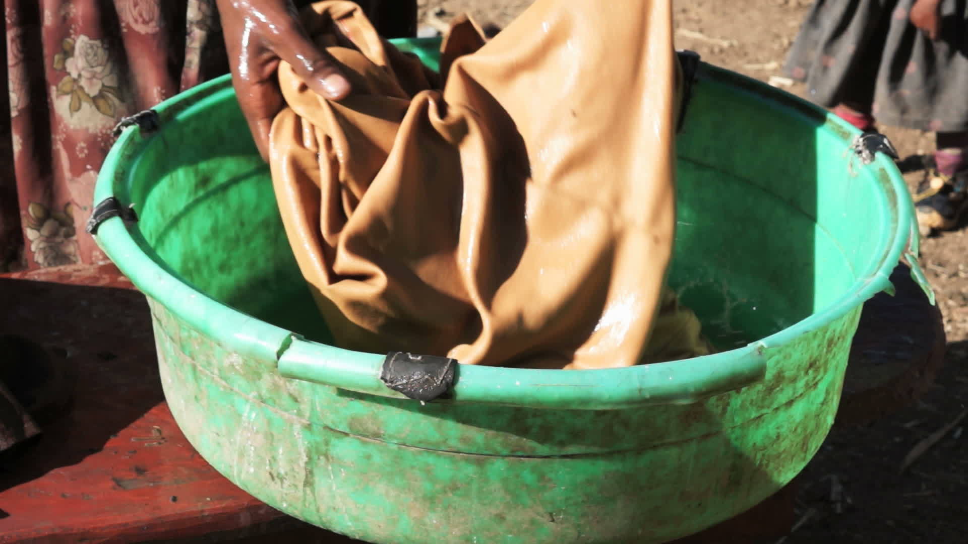 女人用手洗衣服视频的预览图