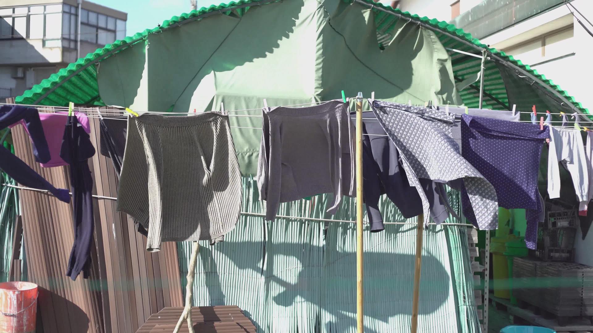 衣服挂在贫民窟上视频的预览图