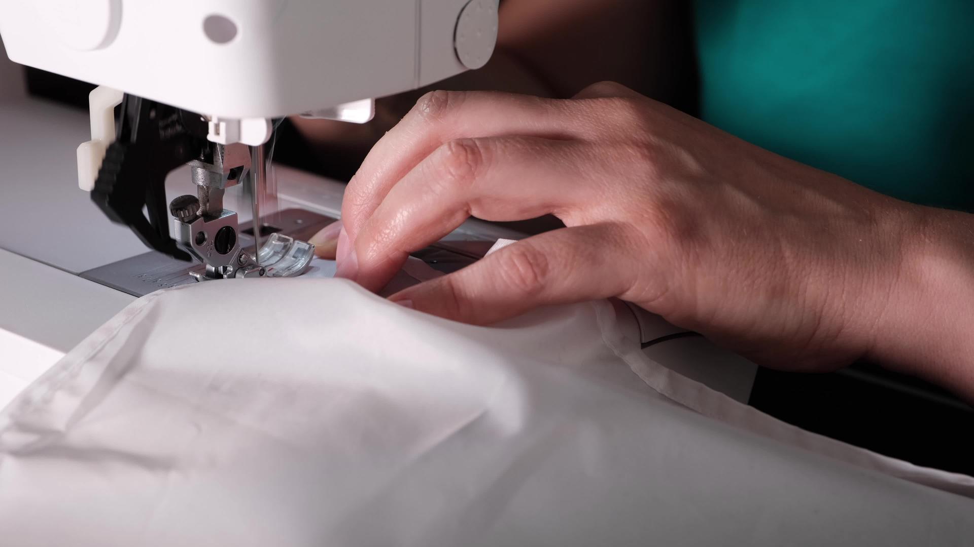 一个年轻的女裁缝的手掌根据传统的裁缝缝制白布和白布视频的预览图