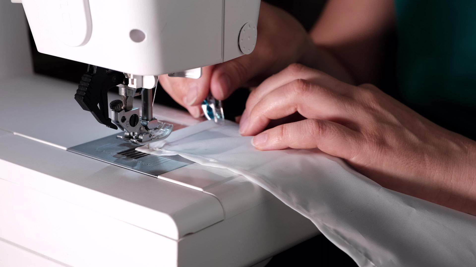 一个年轻的女裁缝的手掌根据传统的裁缝缝制白布和白布视频的预览图