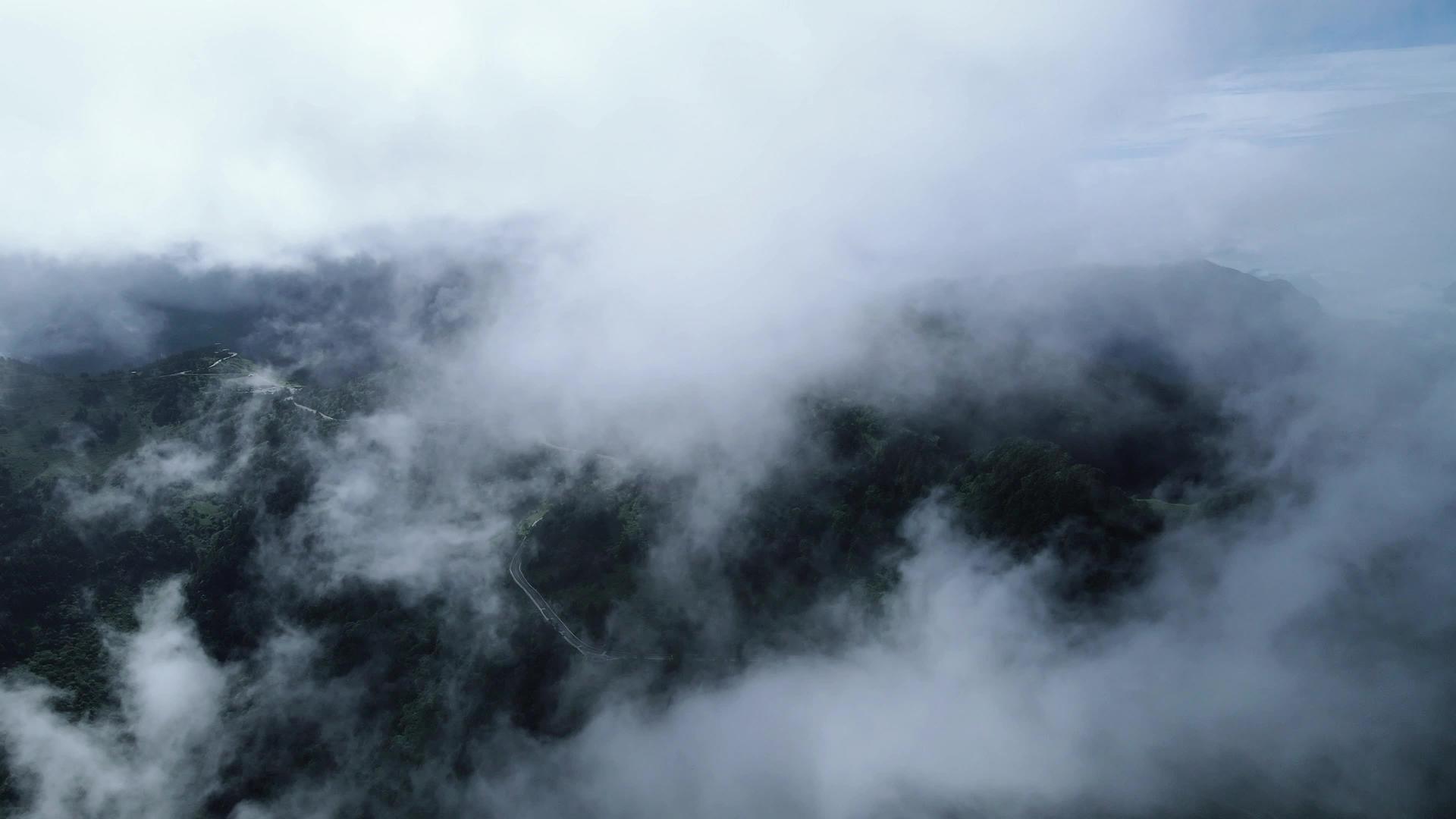 云海航拍无人机穿梭视频的预览图