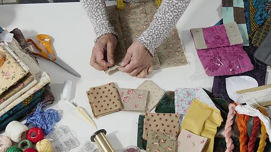 女裁缝手工缝纫完成缝纫视频的预览图