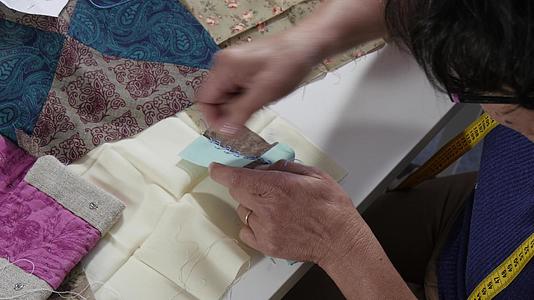 女裁缝手工缝纫完成缝纫视频的预览图