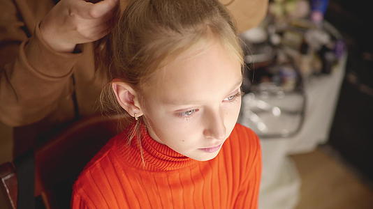 女性对严重的女孩做发型视频的预览图
