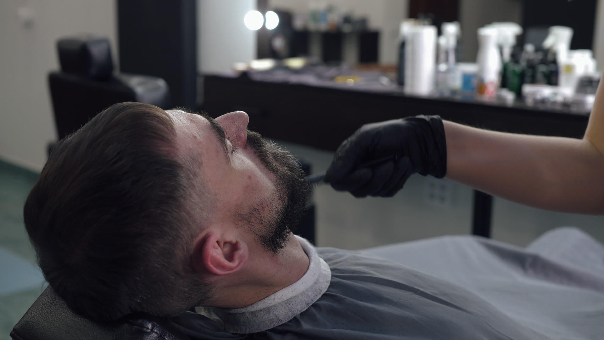 对理发店理发师梳理胡须的看法视频的预览图