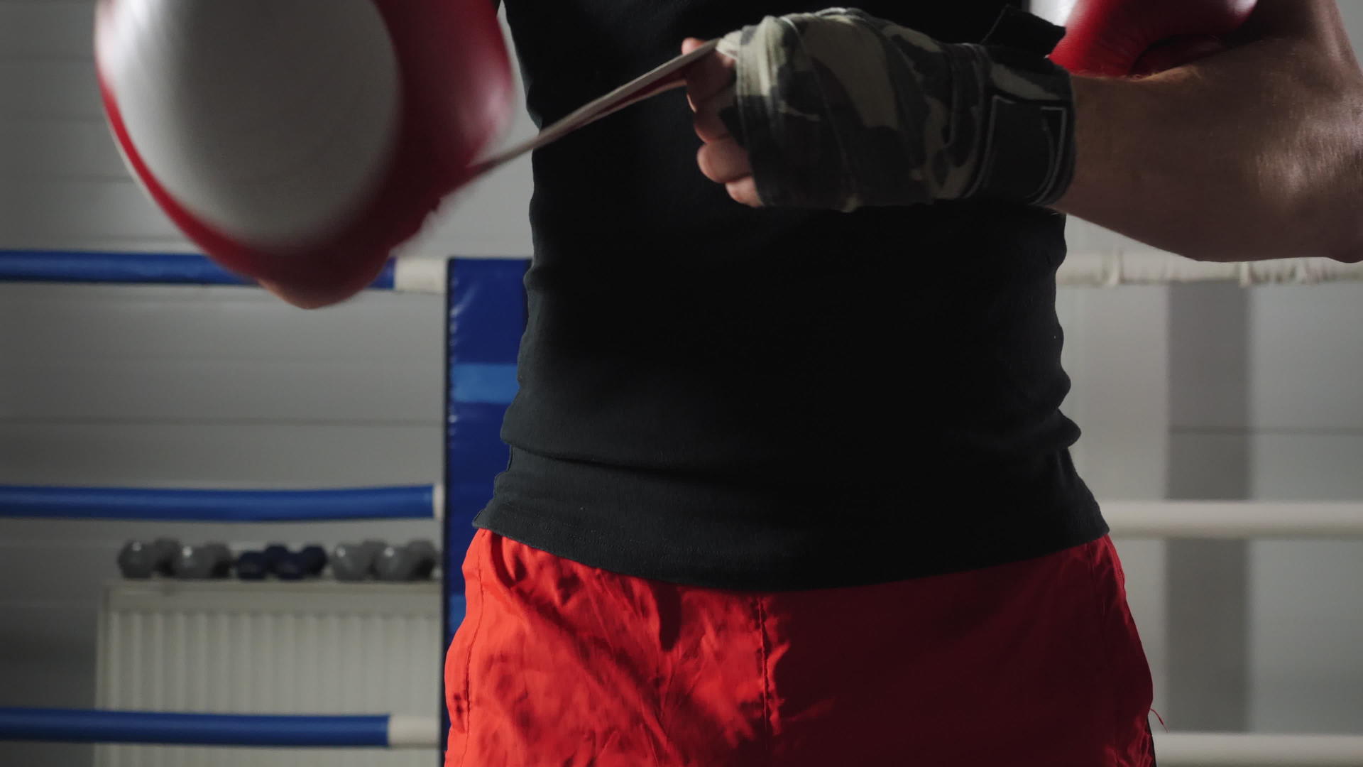 男人戴着拳击手套视频的预览图