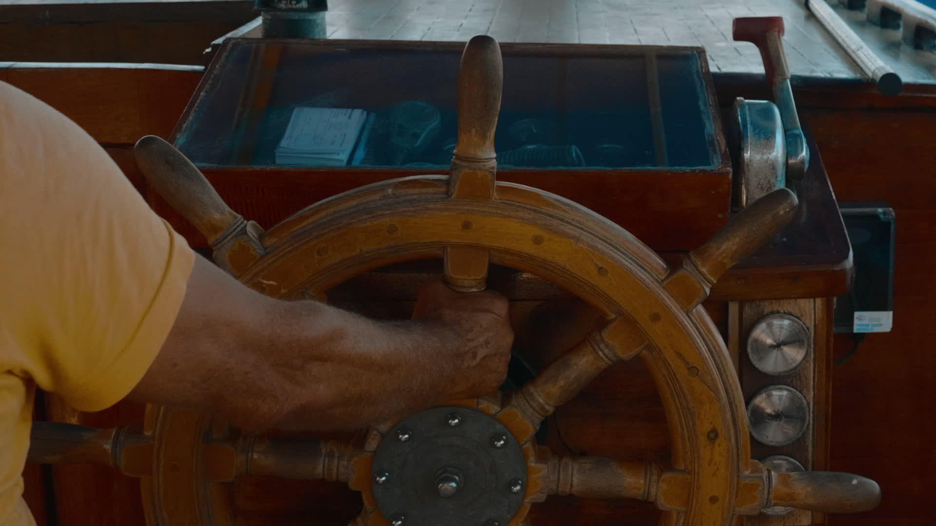 带方向盘的船长掌舵船的切割镜头视频的预览图