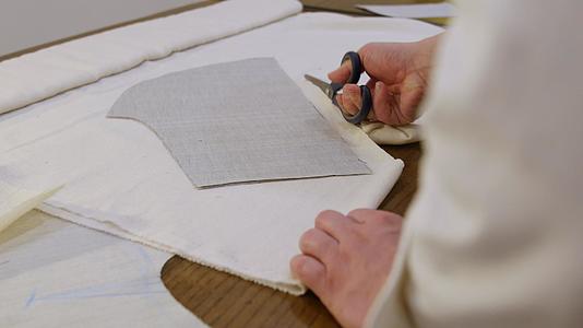 裁缝手切马毛帆布连接定制西装发布是一种僵硬的视频的预览图