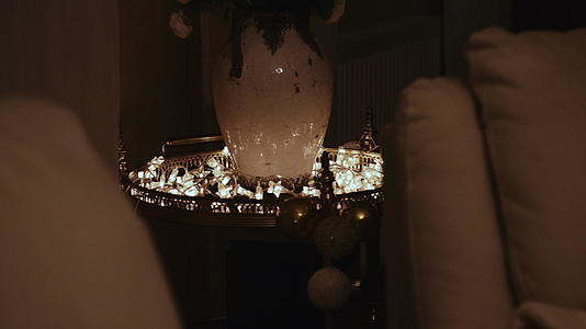 圣诞灯笼周围的陶瓷厂花瓶视频的预览图