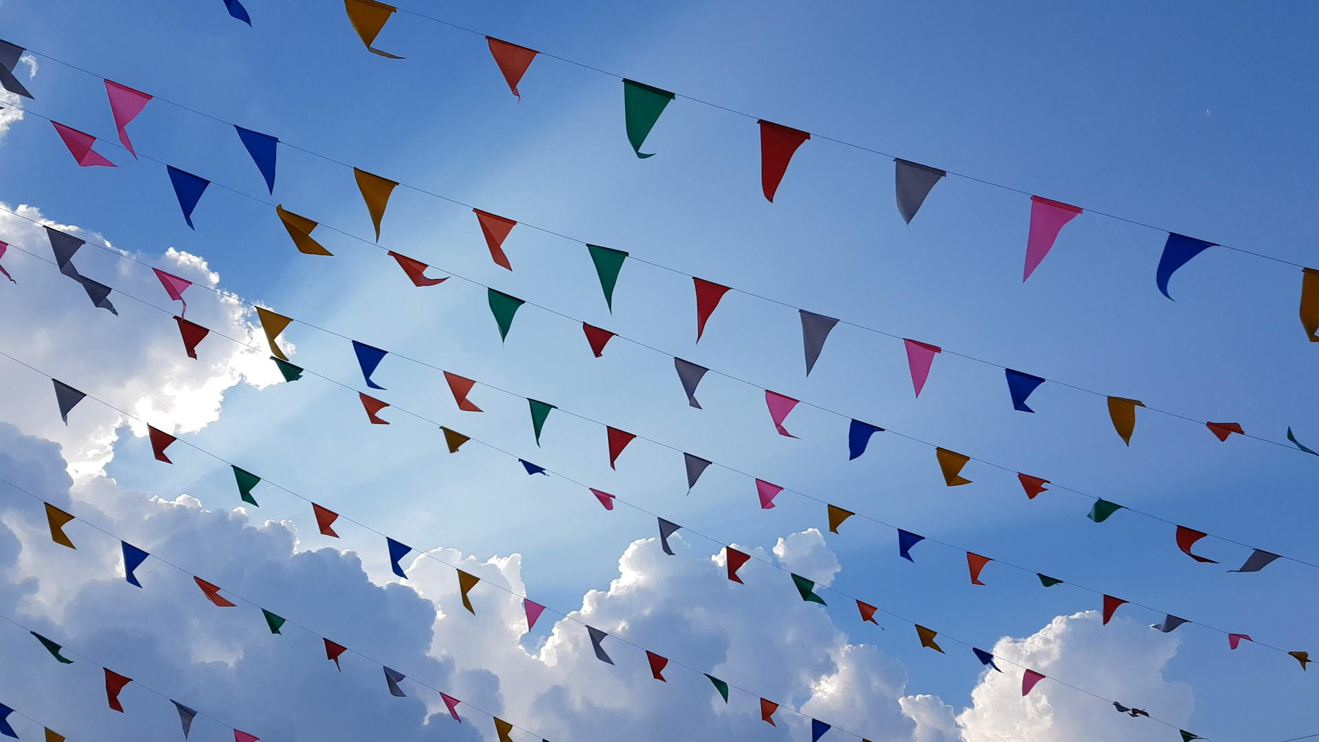4K彩色设计装饰三角公平旗在风中飘扬悬挂在风中视频的预览图