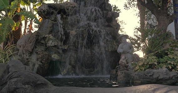 装饰瀑布和水雕像视频的预览图