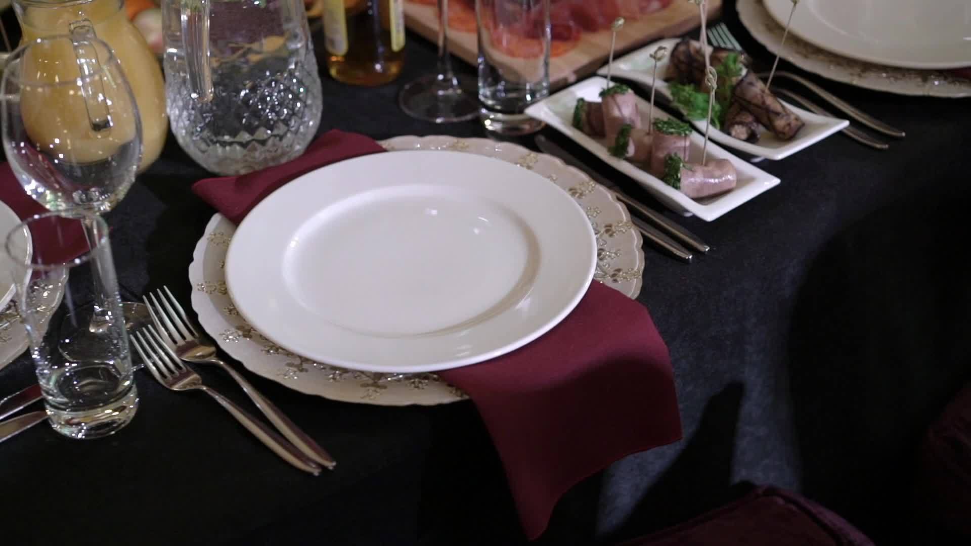 餐厅红餐巾纸视频的预览图