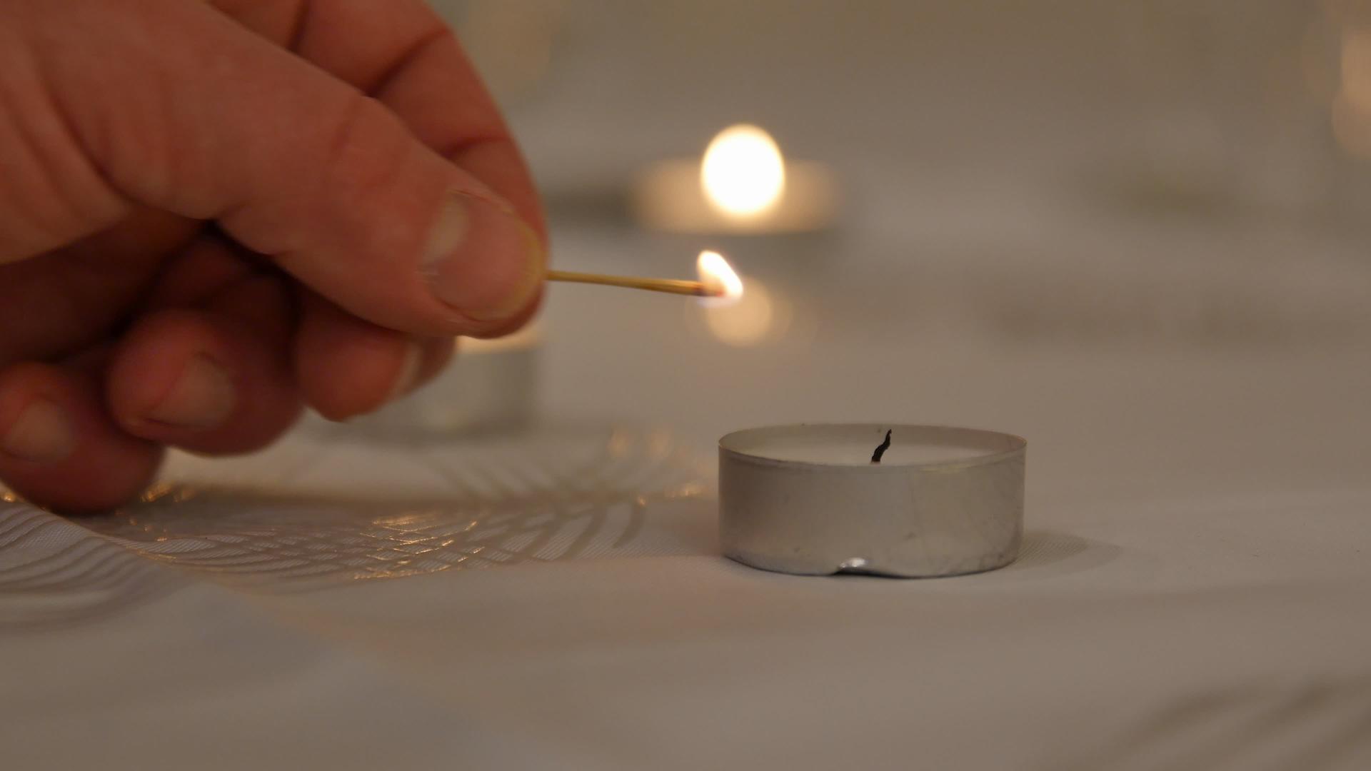 在圣瓦伦丁节燃烧蜡烛浪漫地爱在一个浪漫的节日之夜视频的预览图