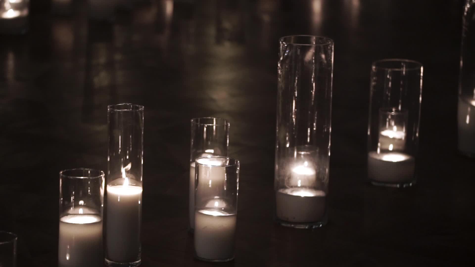 地板上的蜡烛视频的预览图