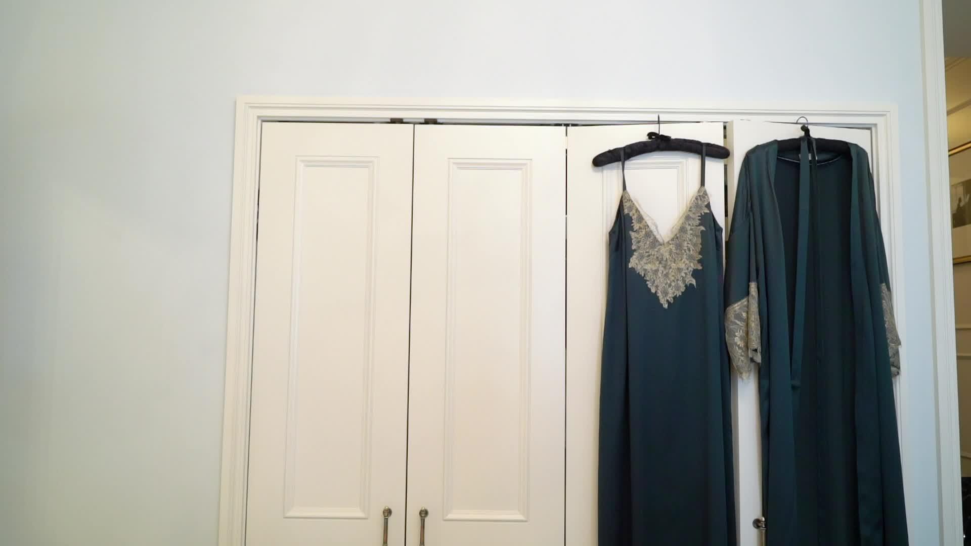绿色妇女佩格诺瓦和衣柜内衣视频的预览图