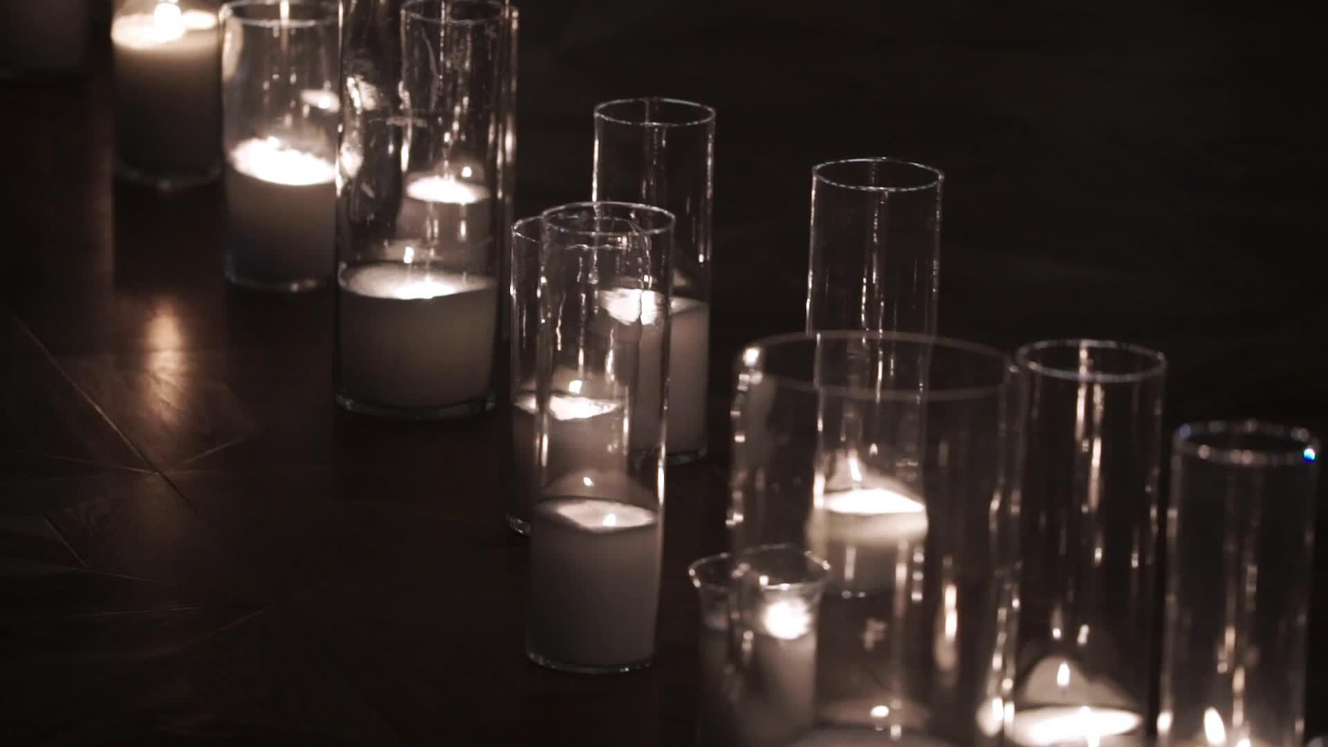 地板上的蜡烛视频的预览图