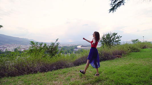 女孩们穿着红蓝连衣裙享受着城市的风景视频的预览图