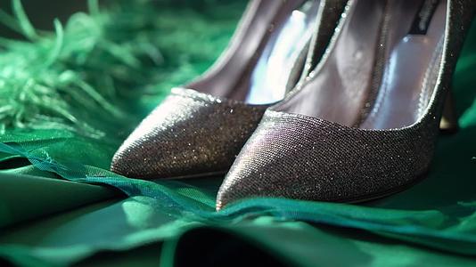 女性奢华生活中的绿色衣服和鞋子视频的预览图