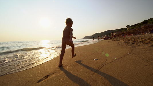 日落时在沙滩上奔跑视频的预览图