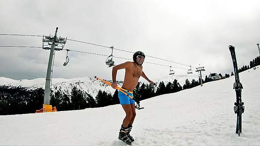 快乐的男人在白天的滑雪斜坡音乐派对上玩跳舞和慢动作视频的预览图