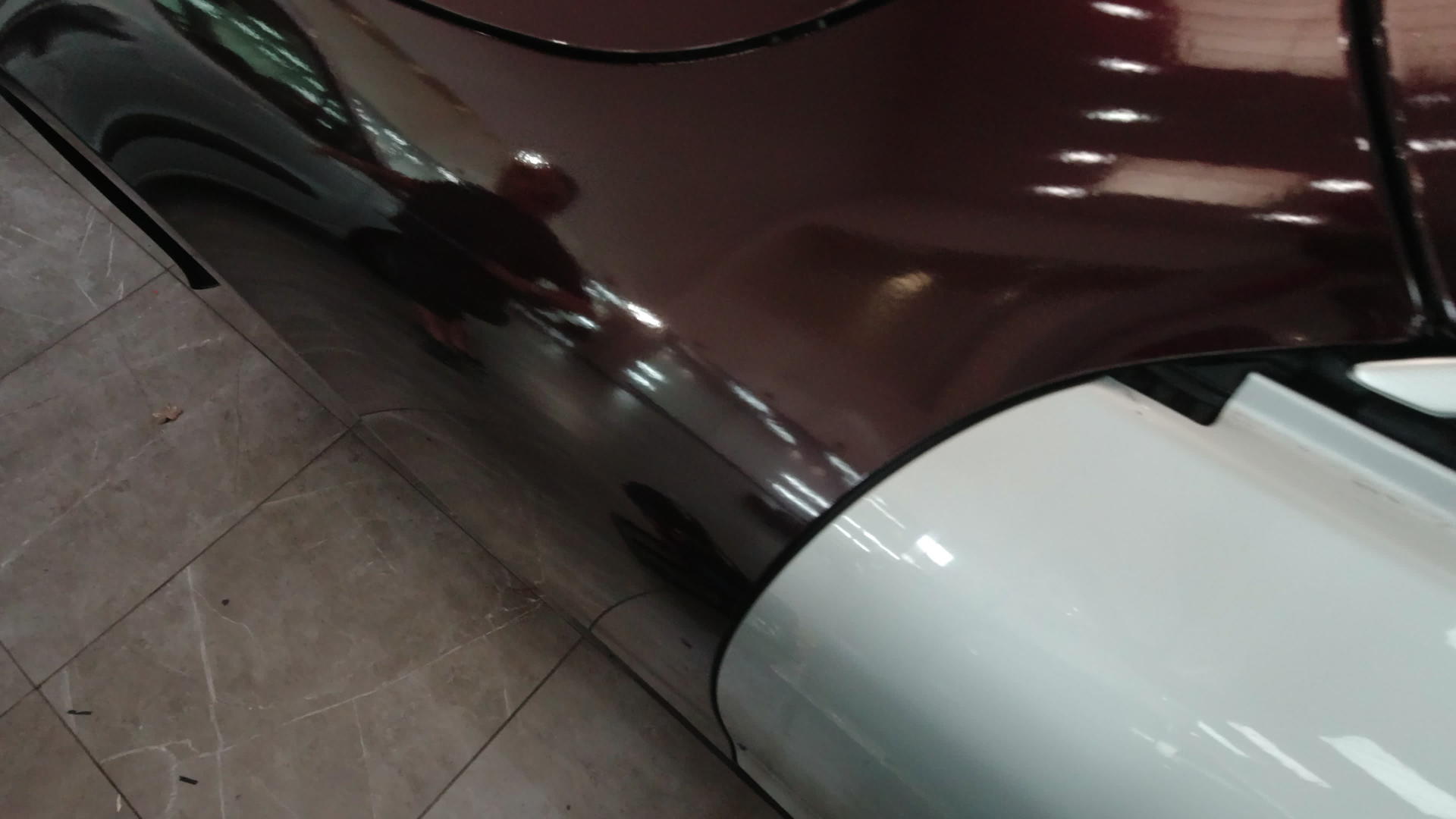 银色汽车前后的乙烯环包装应用程序视频的预览图