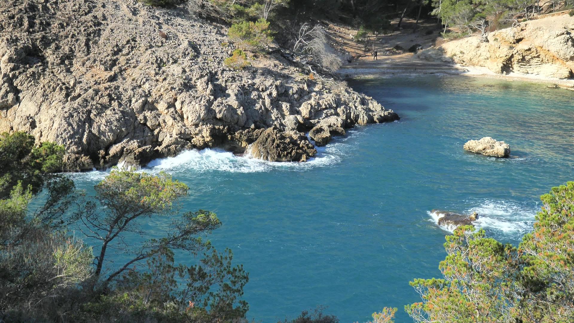 麦多尔卡岛西班牙地中海海巴来海沿着一个小海湾的岩石视频的预览图