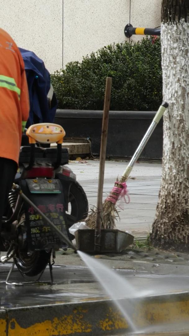 路面养护环卫工人清洗路面劳动工作视频的预览图