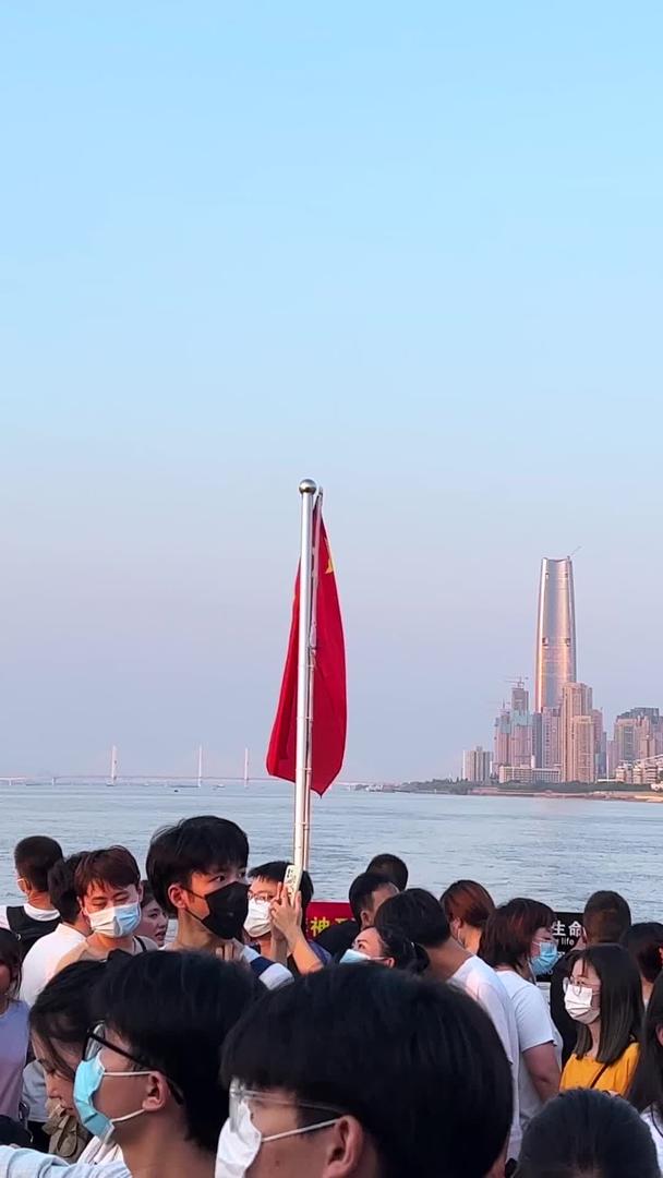 城市节日气氛长江轮渡上拥挤的游客素材视频的预览图
