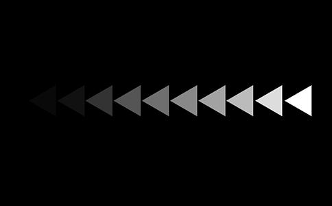 在黑屏设计广告技术中三角形在黑屏设计中慢慢淡化视频的预览图