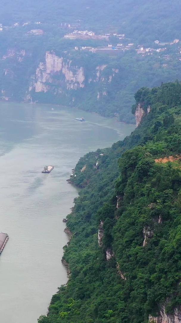 三峡人家在长江上航行的货船视频的预览图