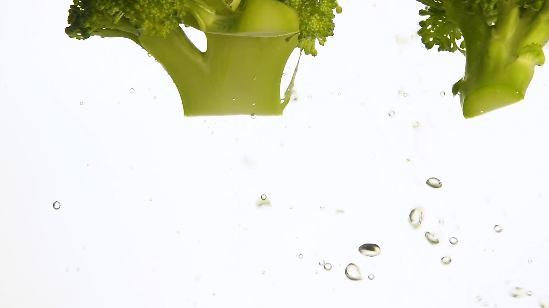 绿色的西兰花漂浮在水中视频的预览图