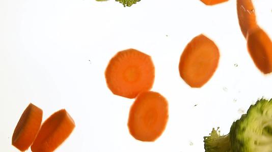 把西兰花和胡萝卜扔进水里视频的预览图