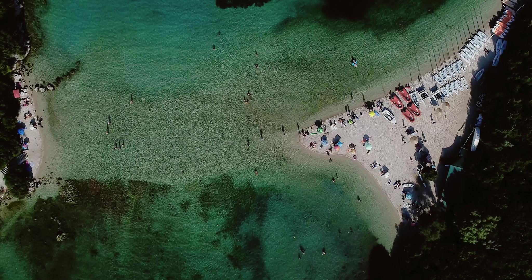 鸟瞰空中无人机BellaVraka海滩和绿松石海视频的预览图