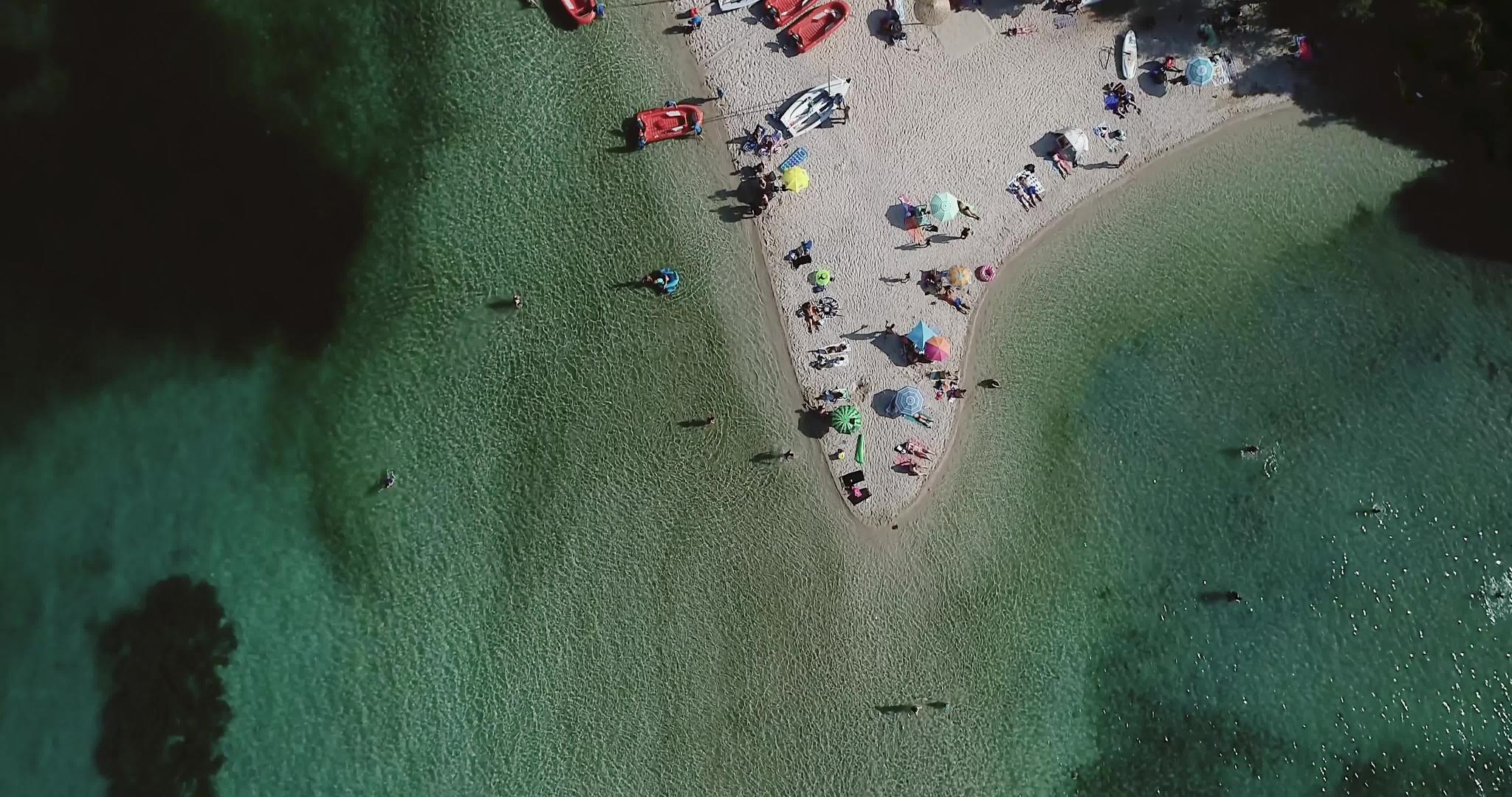 鸟瞰空中无人机BellaVraka海滩和绿松石海视频的预览图