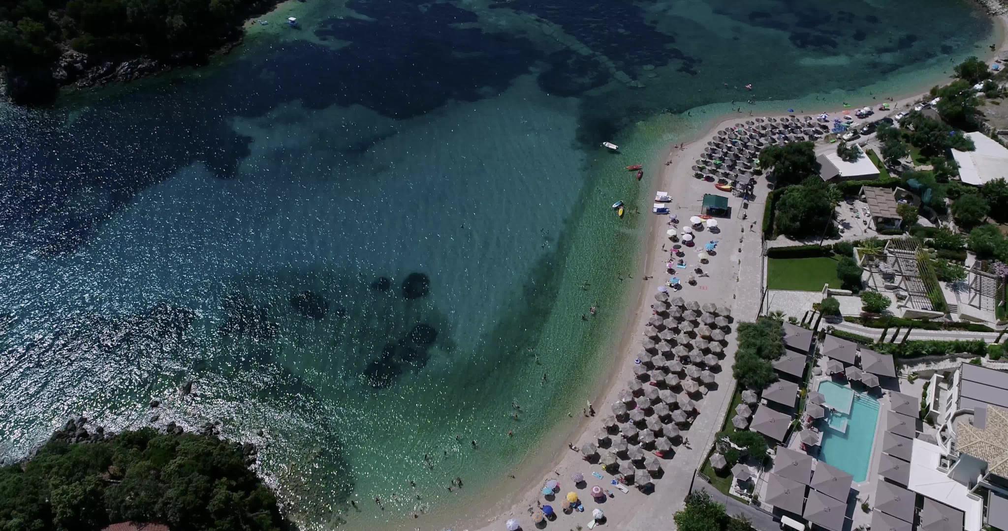 鸟瞰空中无人机AgiaParaskeui海滩和绿松石视频的预览图