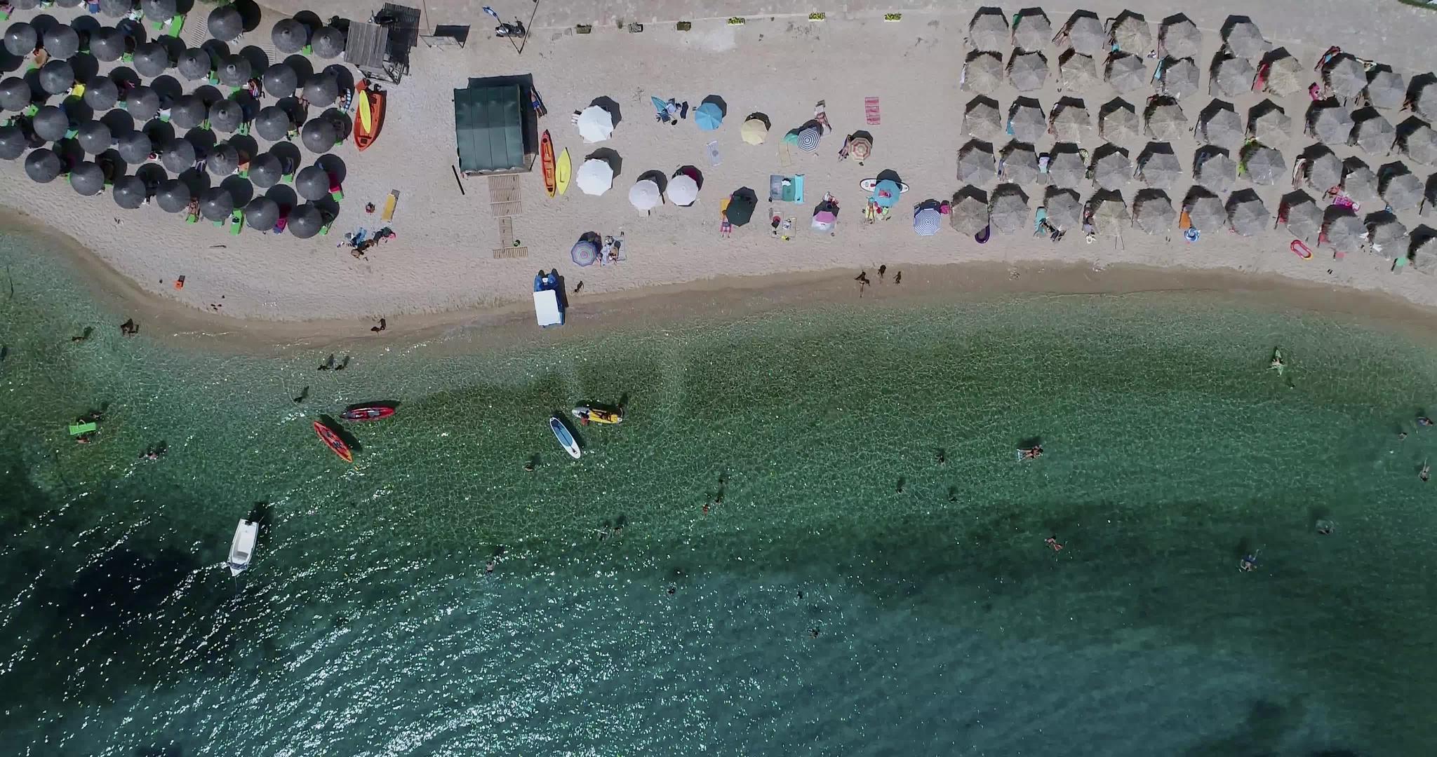 鸟瞰空中无人机AgiaParaskeui海滩和绿松石视频的预览图