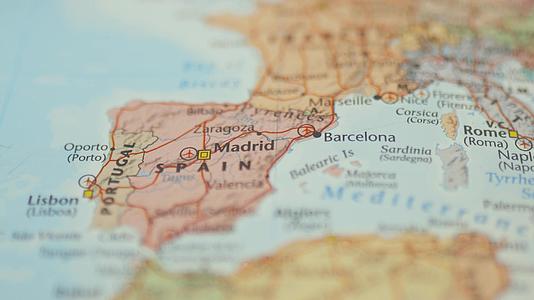 疯狂的西班牙资本在多彩模糊的欧洲地图上视频的预览图