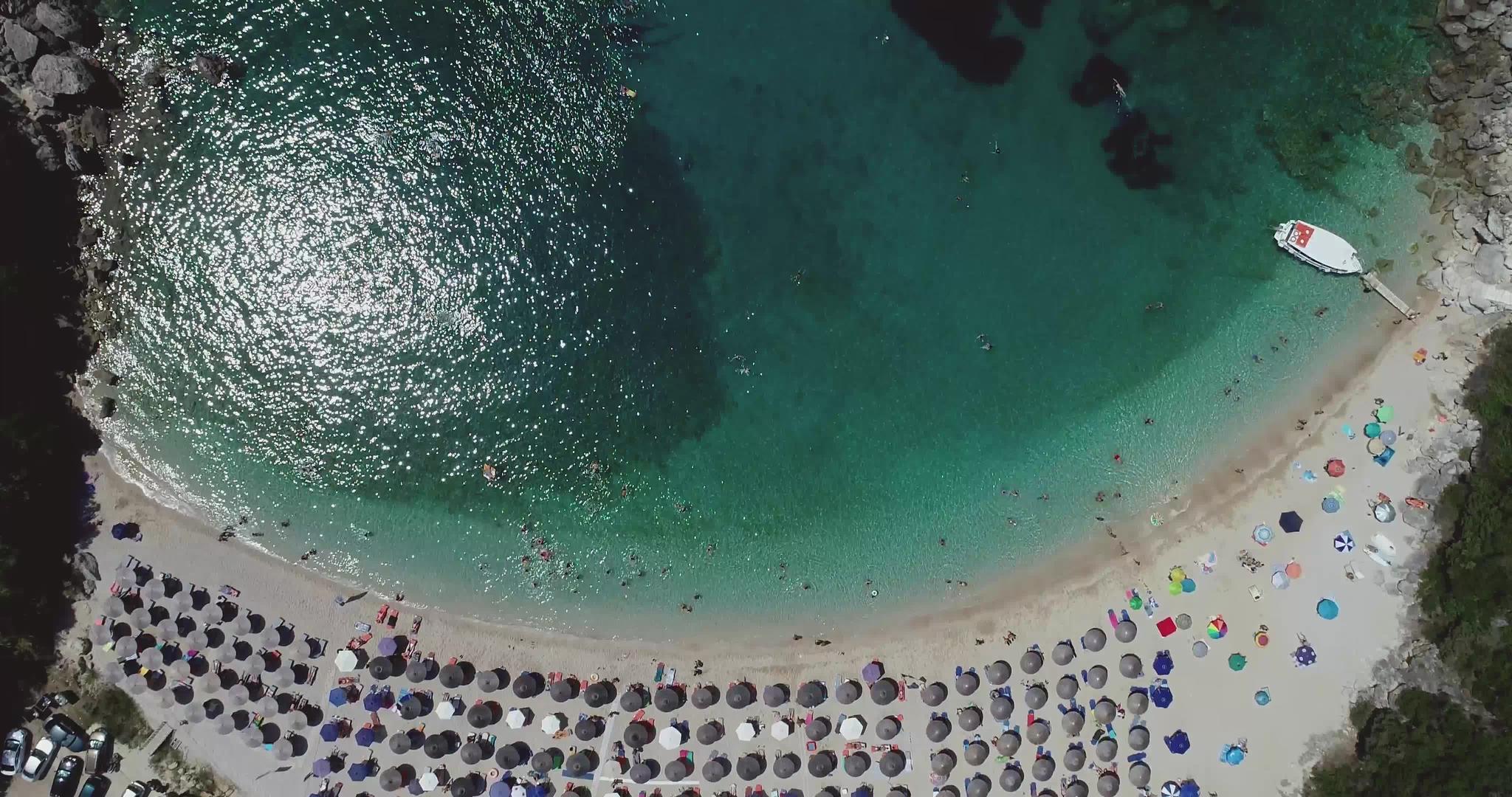 仰望沙拉基尼科海滩和鹦鹉海离子海偶尔出现灰海视频的预览图