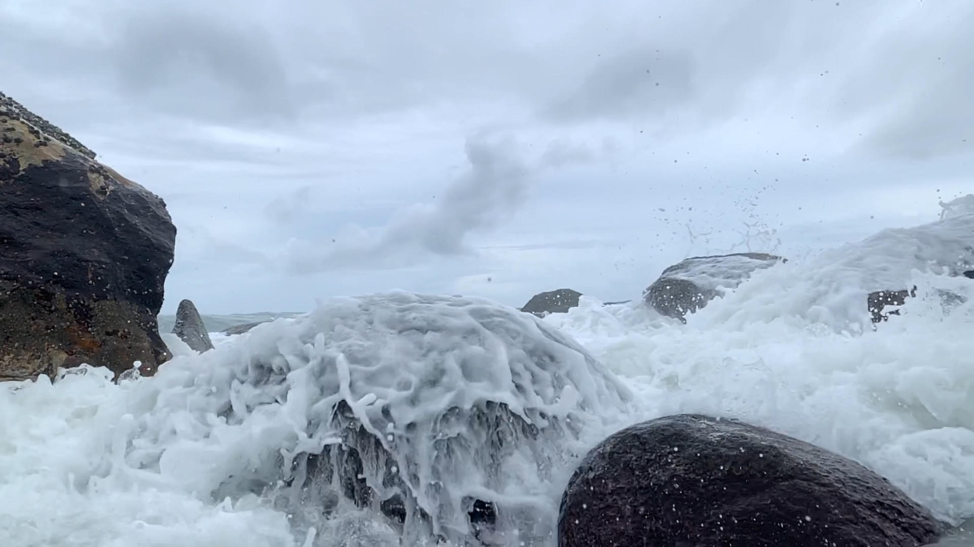 海边浪花拍打在礁石上慢镜头视频的预览图