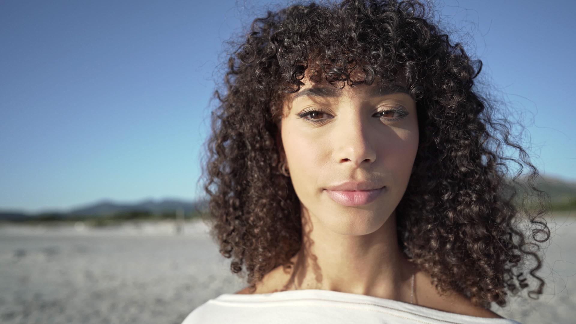 自信美丽的年轻黑人西班牙裔女性在日落或黎明视频的预览图