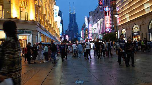 上海南京东路步行街延时夜景视频的预览图