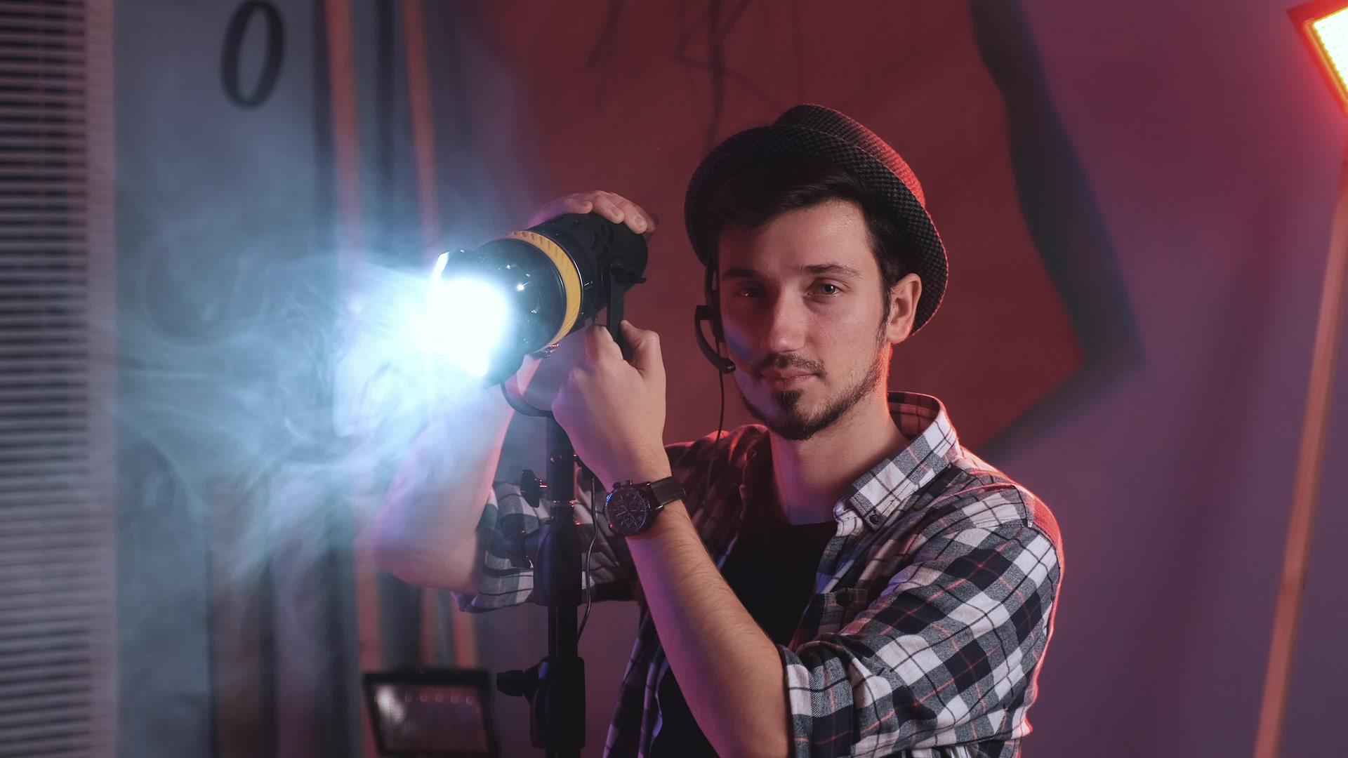 制作胶片时摄影机的技术人员将灯亮对着镜头微笑视频的预览图
