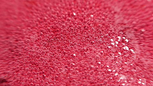 粉红色背景有泡沫和草莓树脂视频的预览图