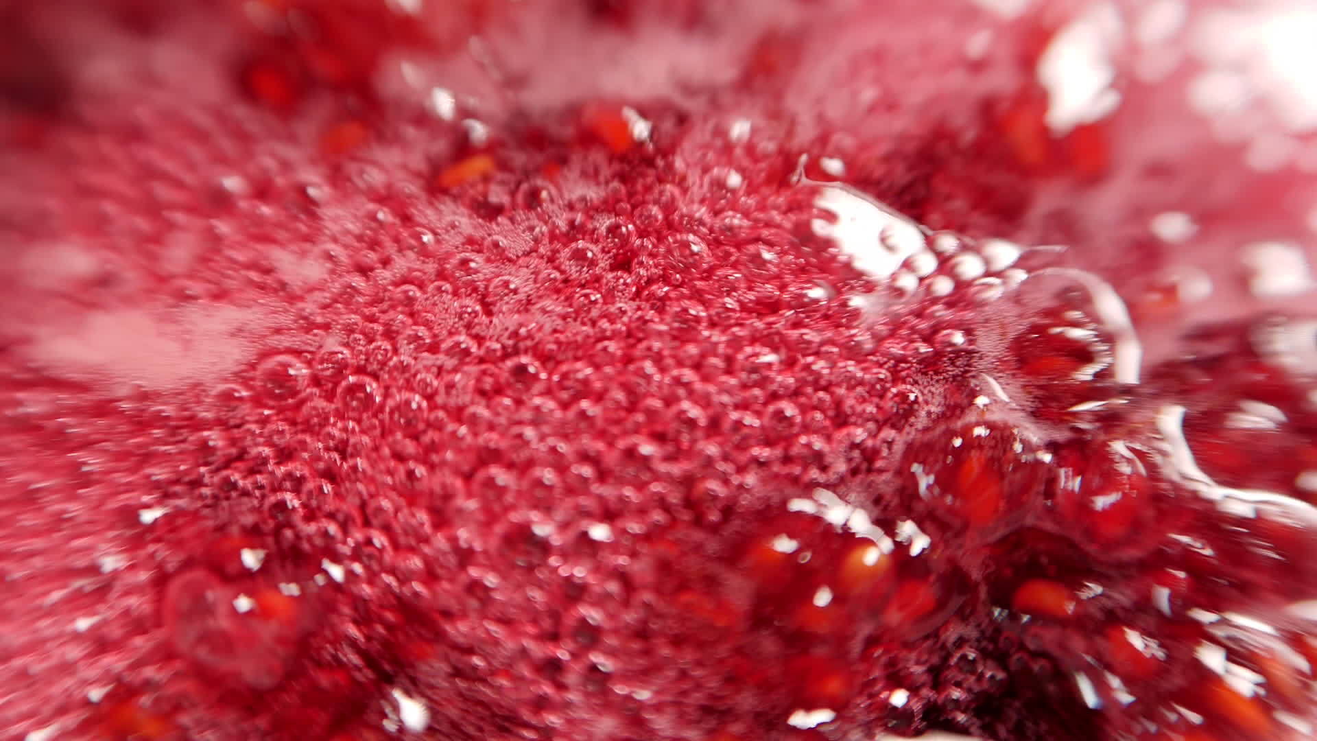 粉红色背景有泡沫和草莓树脂视频的预览图