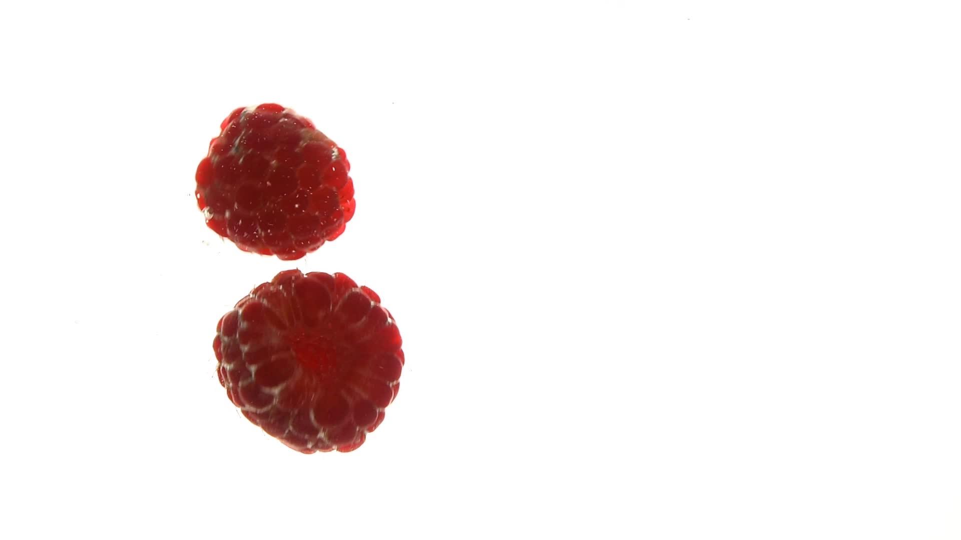 红草莓漂浮在水中视频的预览图