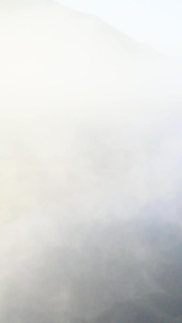 神农架5A景区大九湖清晨雾中国风帆船航拍环绕视频的预览图