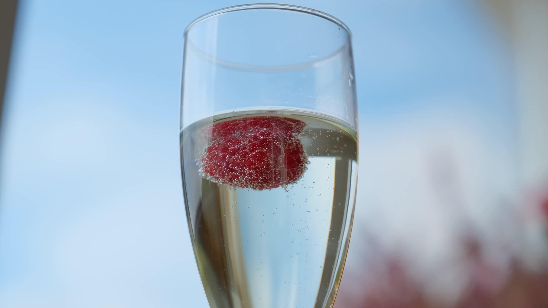 在杯子里加入草莓香槟视频的预览图