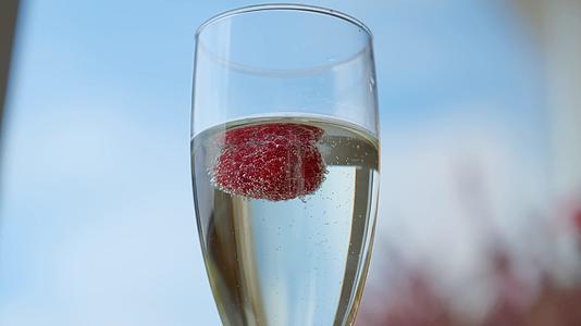 在杯子里加入草莓香槟视频的预览图
